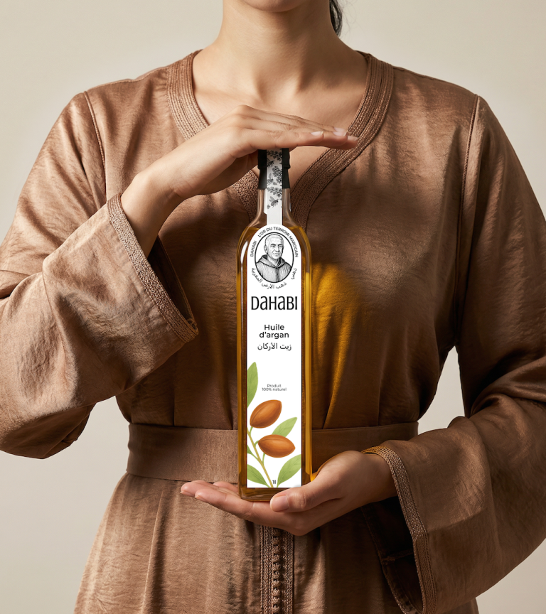Bouteille d'huile d'argan Dahabi tenue en caftan