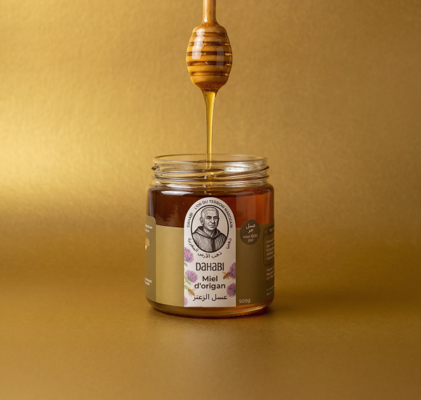 Un pot de miel d'origan ouvert