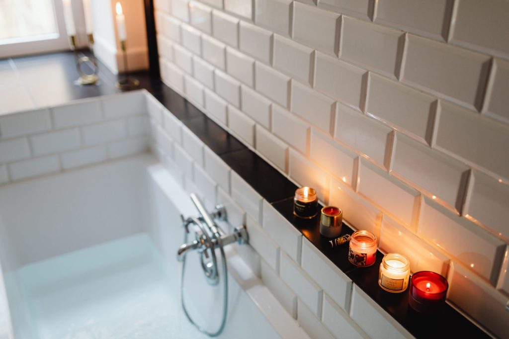 Baignoire préparée pour un bain relaxant