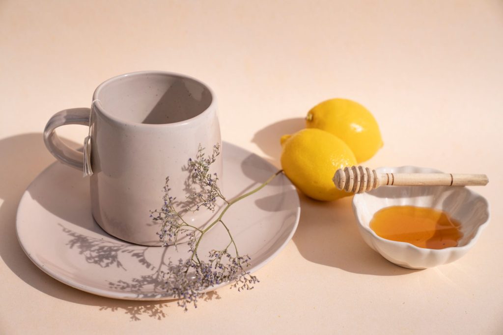 Tasse de thé au miel et citron