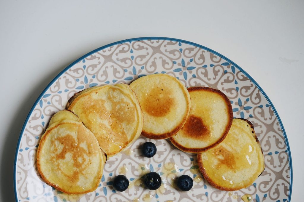 Assiette de pancakes arrosés de miel